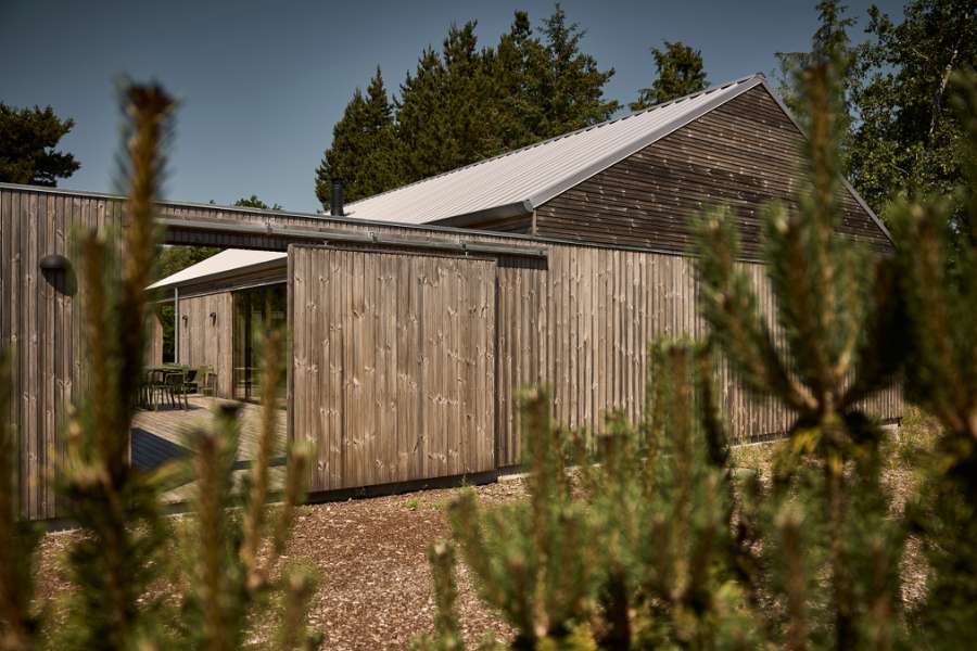 Pandeplader på taget lægger an til sommerhushygge, Torndrupskovvej 3, 9370 Hals